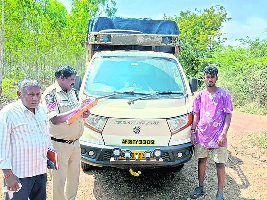 కోళ్ల వ్యర్థాల వాహనం సీజ్‌ 