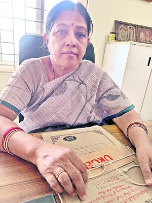 సమ్మెలో కొనసాగుతున్నారు  
