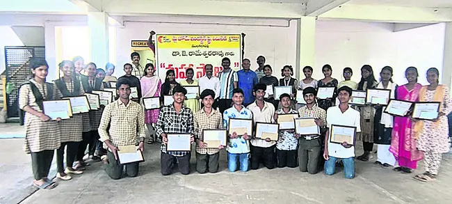 విద్యార్థులకు మైహోం నగదు బహుమతులు 