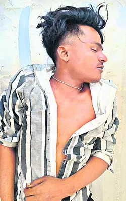 చెట్టుపై నుంచి జారిపడి యువకుడు మృతి 