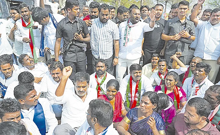 Protest Erupts in Nagarkurnool After Infant Death: Telangana