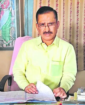 బడికి తాళం కాంట్రాక్టర్‌ నిర్లక్ష్యమే..