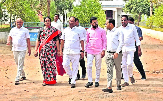 ప్రజాస్వామ్యాన్ని అపహాస్యం చేసిన వివేక్‌