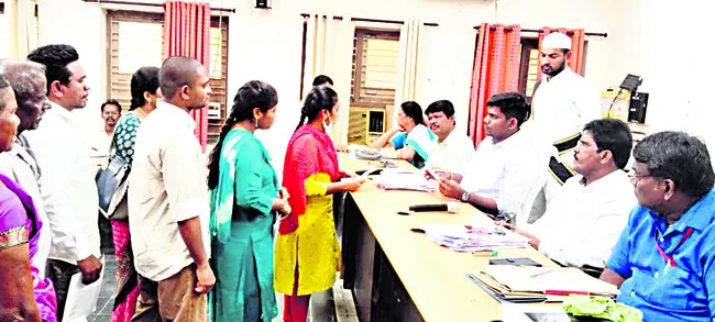 అర్హత పత్రాలతో ప్రభుత్వ పథకాలు