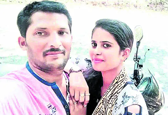 వివాహిత ఆత్మహత్య..  పోలీసుపై కేసు 