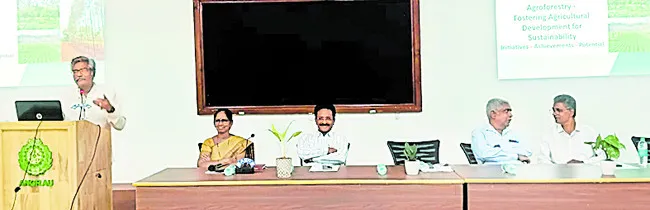 అటవీ రాయబారులుగా వెలుగొందాలి 