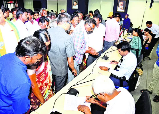 ఫిర్యాదులు పెండింగ్‌ ఉండొద్దు..