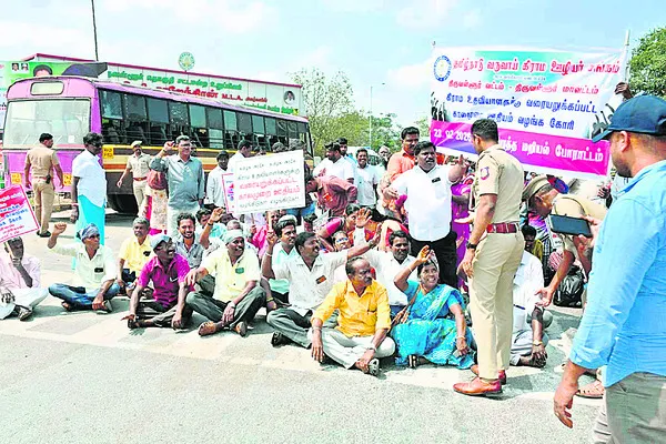 రెవెన్యూ ఉద్యోగుల రాస్తారోకో 