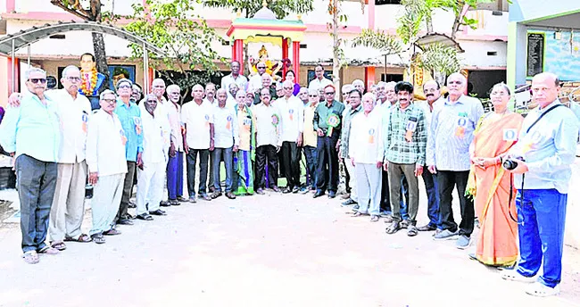 ● విశ్రాంత వయస్సులో.. చదువులమ్మ చెట్టు నీడలో..! 