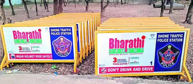 పచ్చ చొక్కా శాసిస్తోంది.. పోలీసులు పాటిస్తున్నారు!