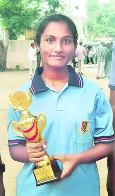 జాతీయస్థాయి పోటీలకు విద్యార్థిని ఎంపిక 