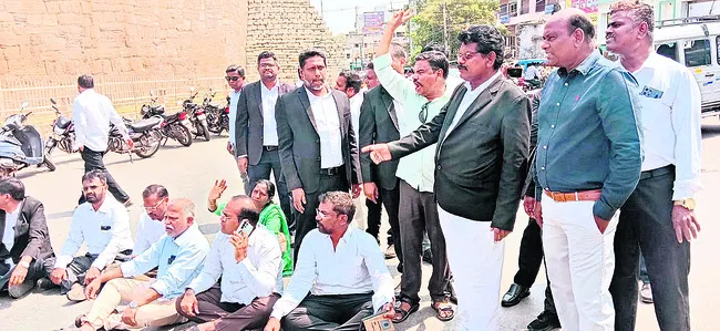 సీఐ విక్రమ సింహపై కేసు నమోదు చేయాలి