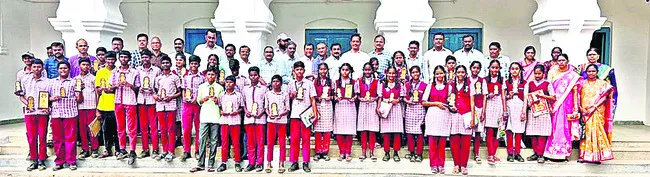 విద్యార్థులు శాస్త్రవేత్తలుగా ఎదగాలి