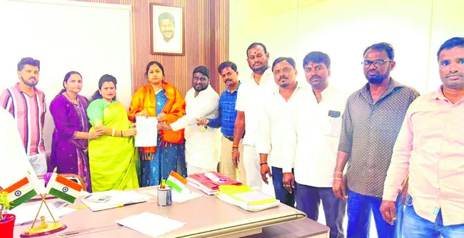 ట్రేడ్‌ లైసెన్సులు జారీ చేయాలి 