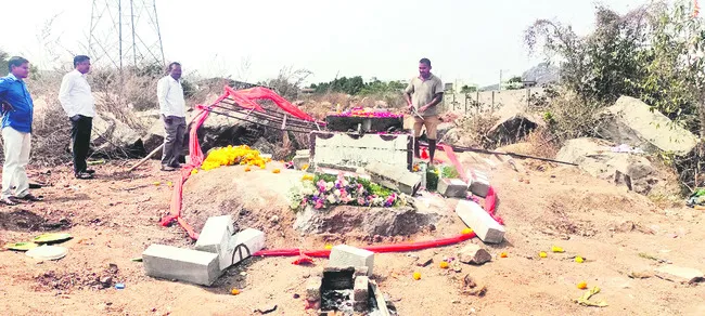 అక్రమ నిర్మాణాల కూల్చివేత 