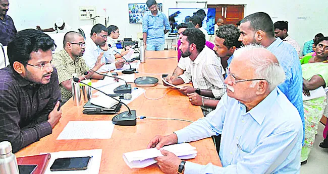 అర్జీలను సకాలంలో పరిష్కరించాలి 