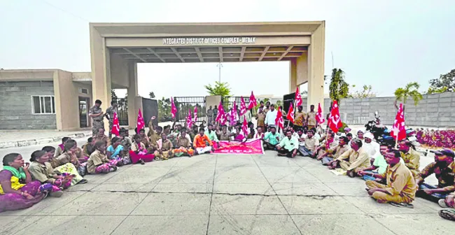 కదంతొక్కిన జీపీ కార్మికులు