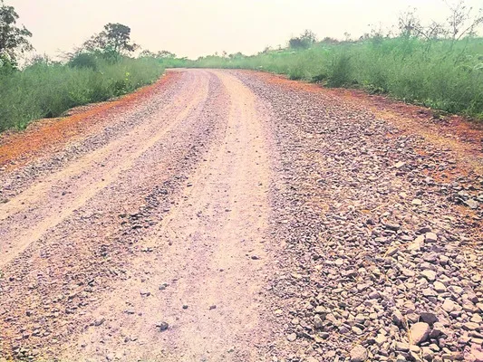 గిరిజన తండాల రోడ్లకు గ్రహణం 
