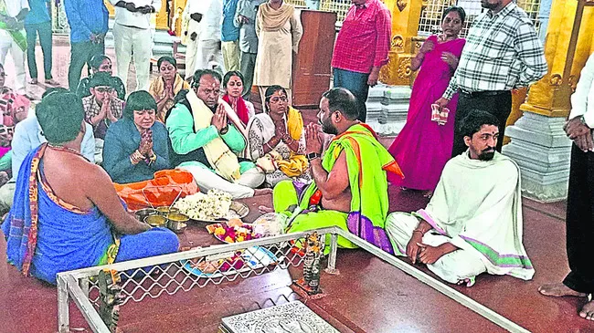 బాసరలో హైకోర్టు జడ్జి పూజలు
