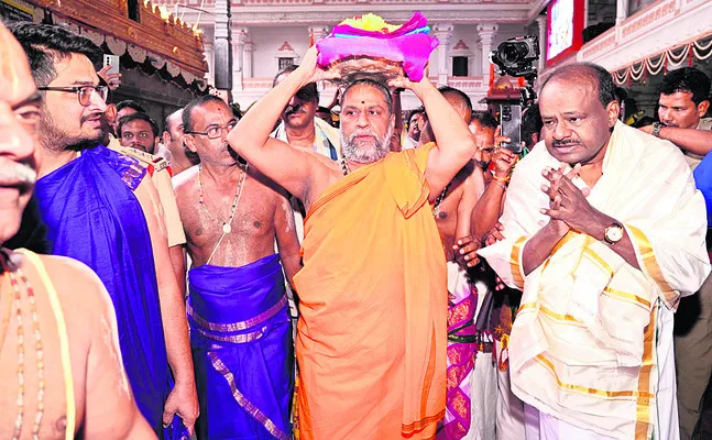 రాఘవేంద్ర స్వామికి తిరుమల పట్టువస్త్రాలు