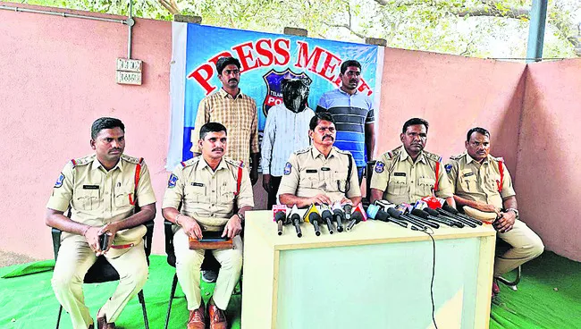 పాతకక్షలతోనే కొమురయ్య హత్య 