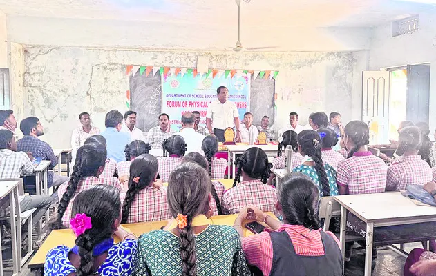 విద్యార్థులు శాసీ్త్రయ జ్ఞానాన్ని పెంచుకోవాలి 
