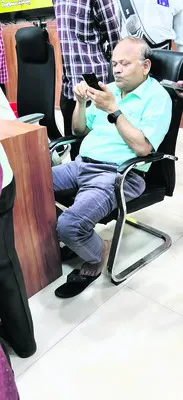 ప్రజల్ని కాదని.. ఫోన్‌ చూసుకుంటూ.. 