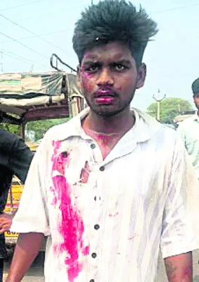 రెండు ద్విచక్ర వాహనాలు ఢీ