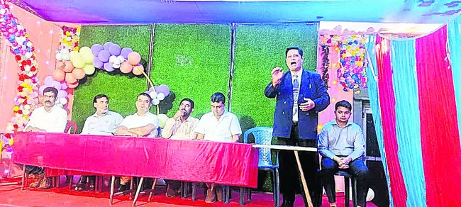 యువత సన్మార్గంలో నడవాలి 