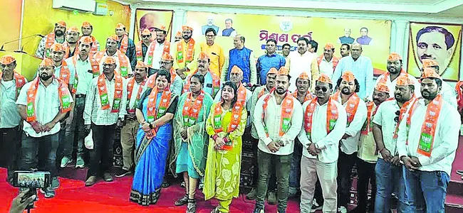 బీజేపీలో చేరిన సునాబెడా మున్సిపల్‌ చైర్మన్‌ 