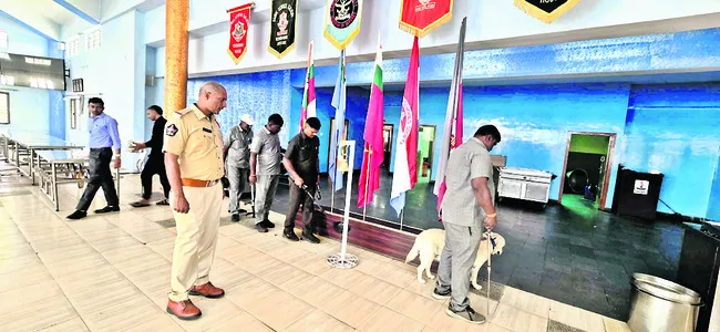 సైనిక పాఠశాలలో తనిఖీలు 