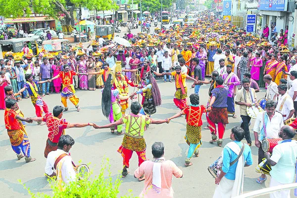 ● సంబరం.. అంబరం 
