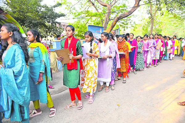 ఇంటర్‌ పరీక్షలు ప్రారంభం 