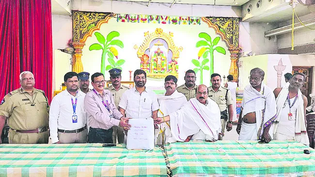 గోల్డ్‌ బాండ్‌ స్కీమ్‌కు సత్యదేవుని బంగారం 