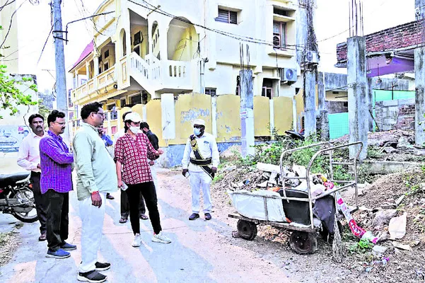 ‘చెత్త’పై నిర్లక్ష్యం.. కమిషనర్‌ ఆగ్రహం