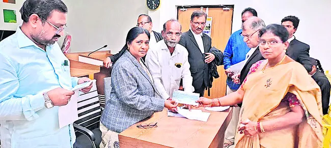 అచల చిట్‌ఫండ్‌ బాధిత సభ్యులకు చెక్కుల పంపిణీ