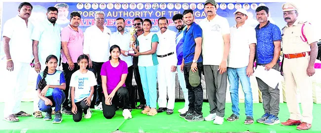 అథ్లెటిక్స్‌ టోర్నీలో చాంపియన్‌గా ఖమ్మం