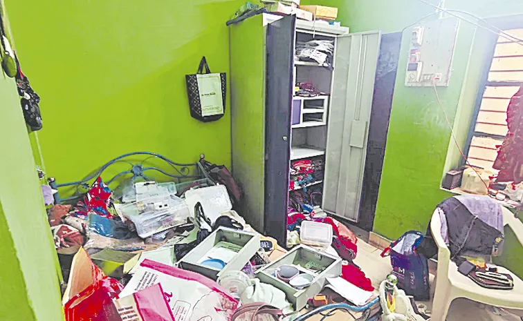 Theft in railway employees houses: Anantapur district