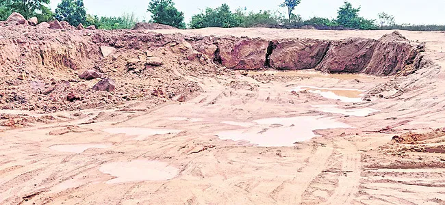 మట్టి.. కొల్లగొట్టి 