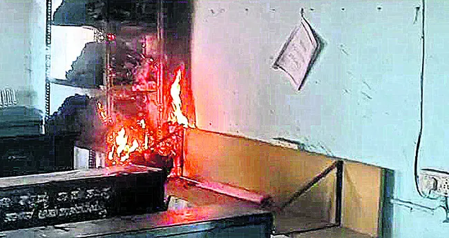 పాఠశాల గదిలో చెలరేగిన మంటలు