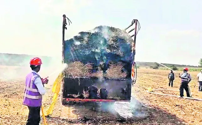 పొట్టు లారీలో మంటలు