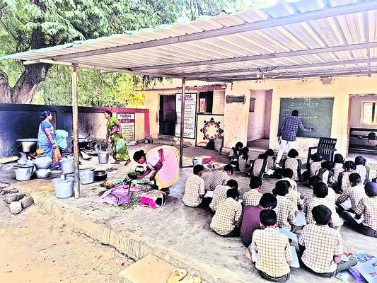 ● అక్కడే చదు‘వంట’..! 