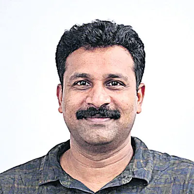 ఆర్టీసీ బస్సు ఢీకొని బ్యాంక్‌ ఉద్యోగి మృతి