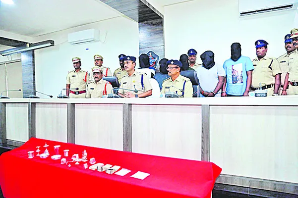 చోరీ కేసులో ఆరుగురు అరెస్టు 