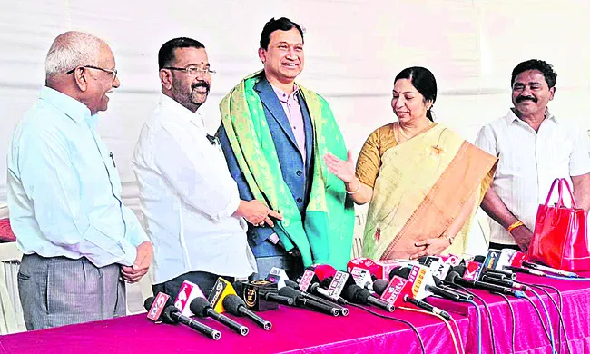 ఎన్‌ఆర్‌ఐల సేవాభావం గొప్పది 