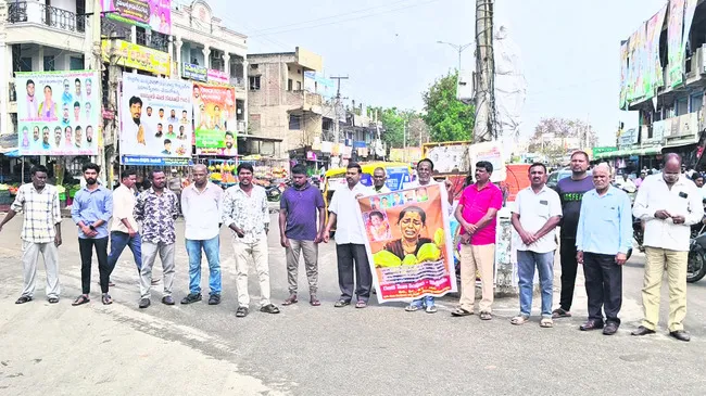 పూత దశలో పురుగు మందులు వాడొద్దు 
