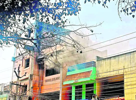 వేడి నీళ్లు మీద పడి  బాలుడికి తీవ్ర గాయాలు   