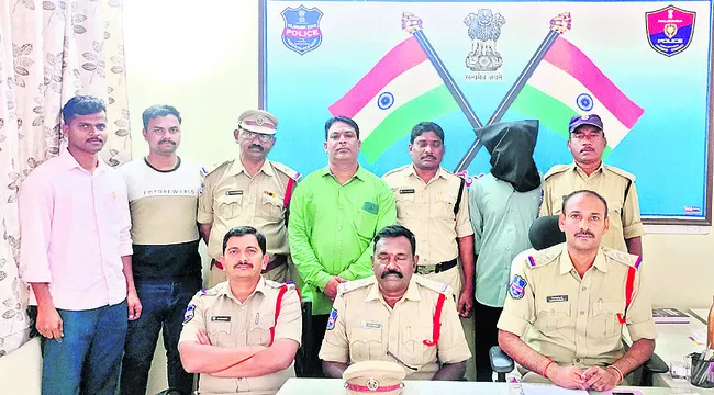 పూజల పేరిట బంగారు ఆభరణాలు మాయం