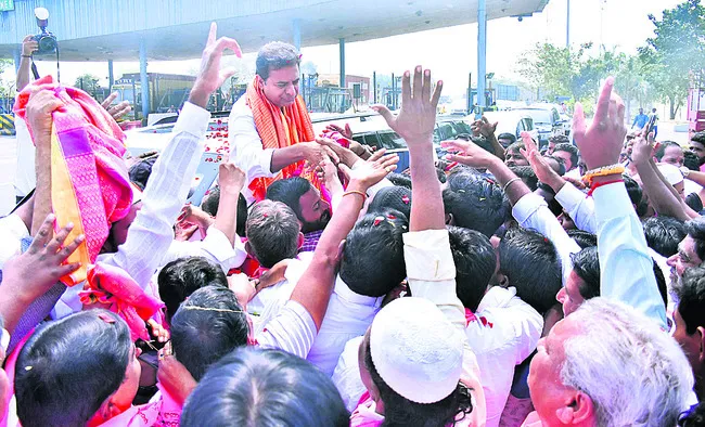 కేటీఆర్‌కు ఘన స్వాగతం 