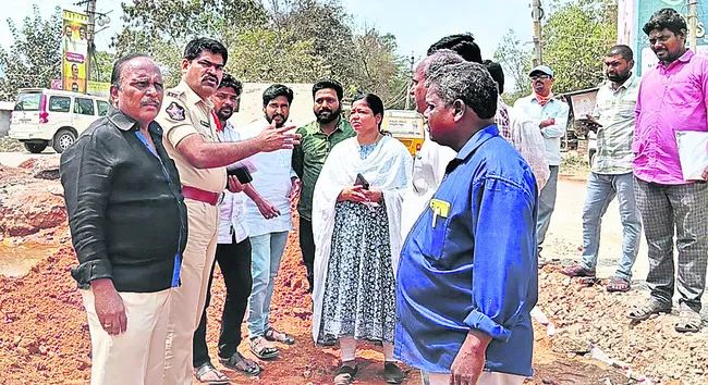 ఆర్‌వోబీ పనుల పురోగతిపై డీఈ, సీఐ మధ్య వాగ్వాదం 